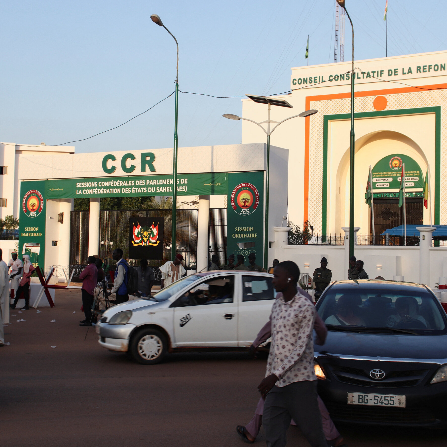 Soldiers in Niger Attack Presidential Palace and Airport, Shaking Junta